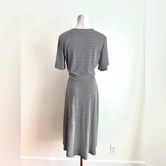H&M V Neck Short Sleeve Tie Wrap Midi Dress Black and White Patterned Size Small - Picture 3 of 11